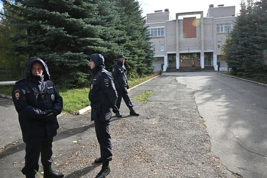 Эвакуация пострадавших при стрельбе в школе Ижевска 