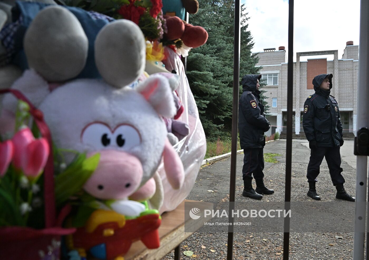 Эвакуация пострадавших при стрельбе в школе Ижевска 