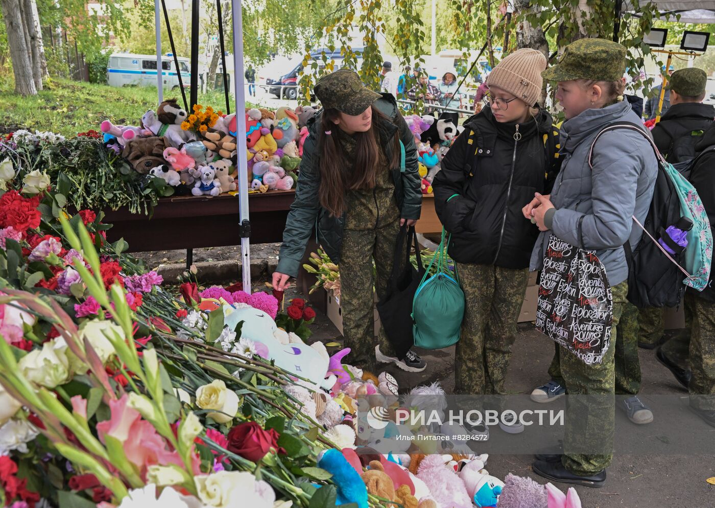 Цветы у школы №88 в Ижевске