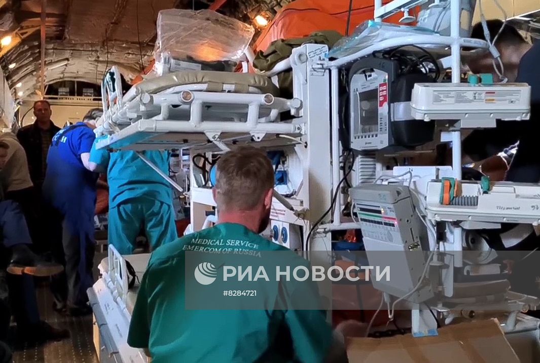 Эвакуация пострадавших при стрельбе в школе Ижевска