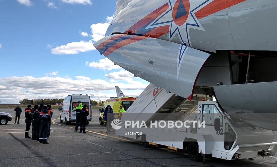 Эвакуация пострадавших при стрельбе в школе Ижевска