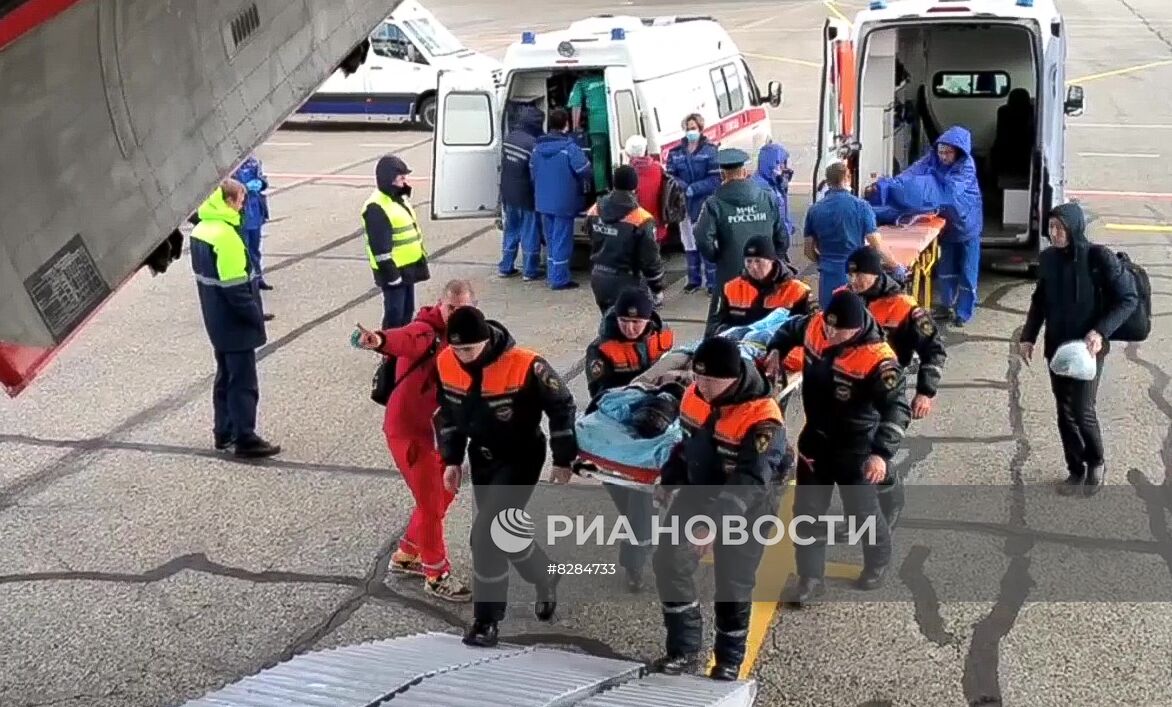 Эвакуация пострадавших при стрельбе в школе Ижевска