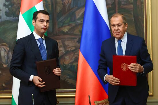 Встреча министров иностранных дел РФ и Абхазии С. Лаврова и И. Ардзинбы