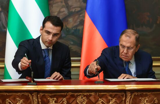 Встреча министров иностранных дел РФ и Абхазии С. Лаврова и И. Ардзинбы