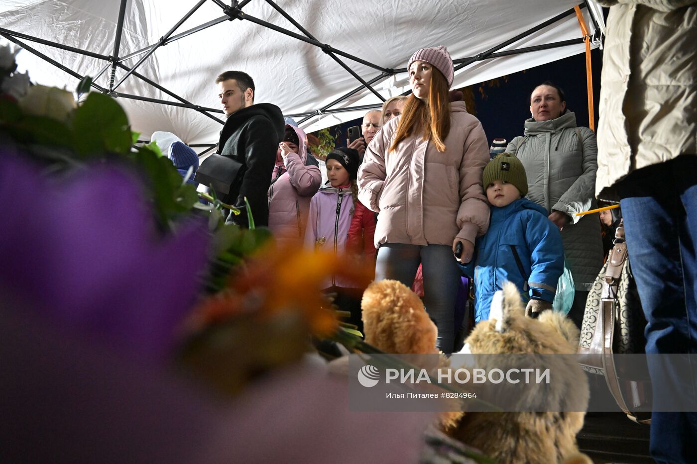 Цветы у школы №88 в Ижевске