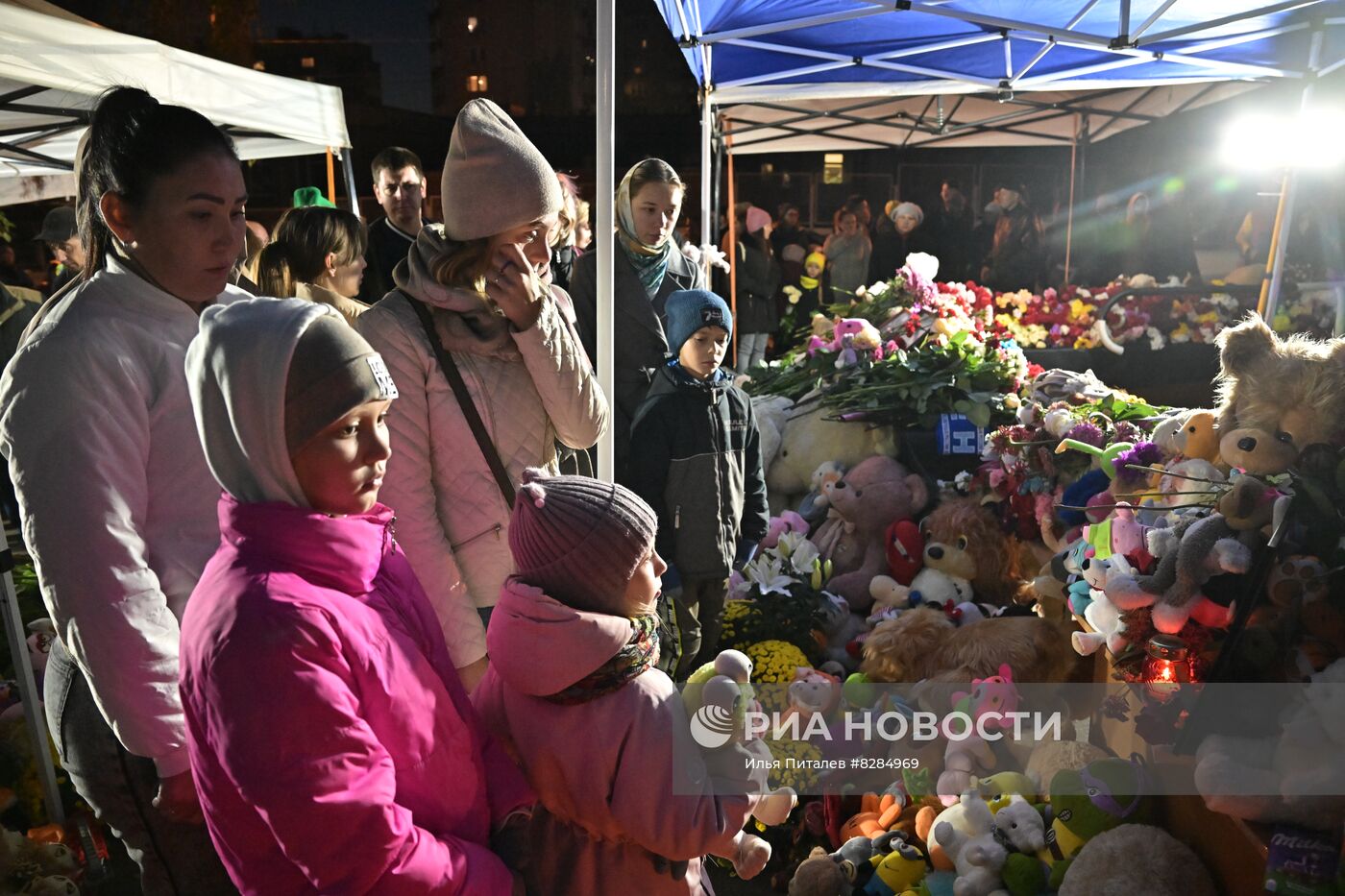 Цветы у школы №88 в Ижевске