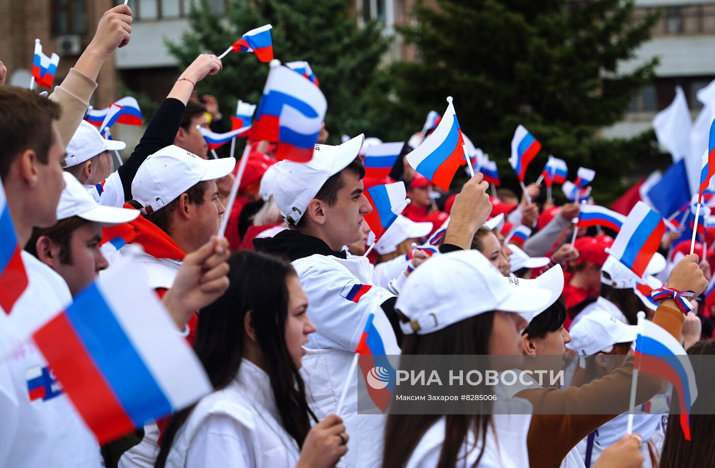 Флешмоб "С Россией навсегДА" в Луганске
