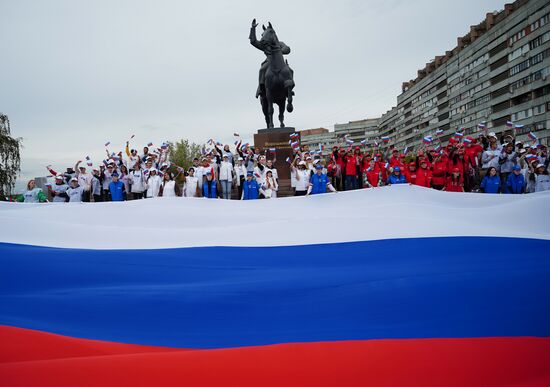 Флешмоб "С Россией навсегДА" в Луганске