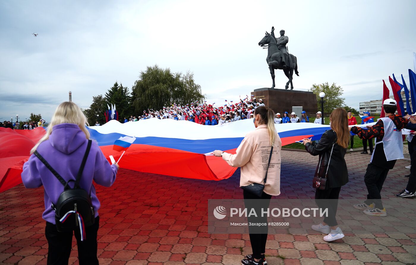 Флешмоб "С Россией навсегДА" в Луганске
