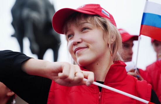 Флешмоб "С Россией навсегДА" в Луганске