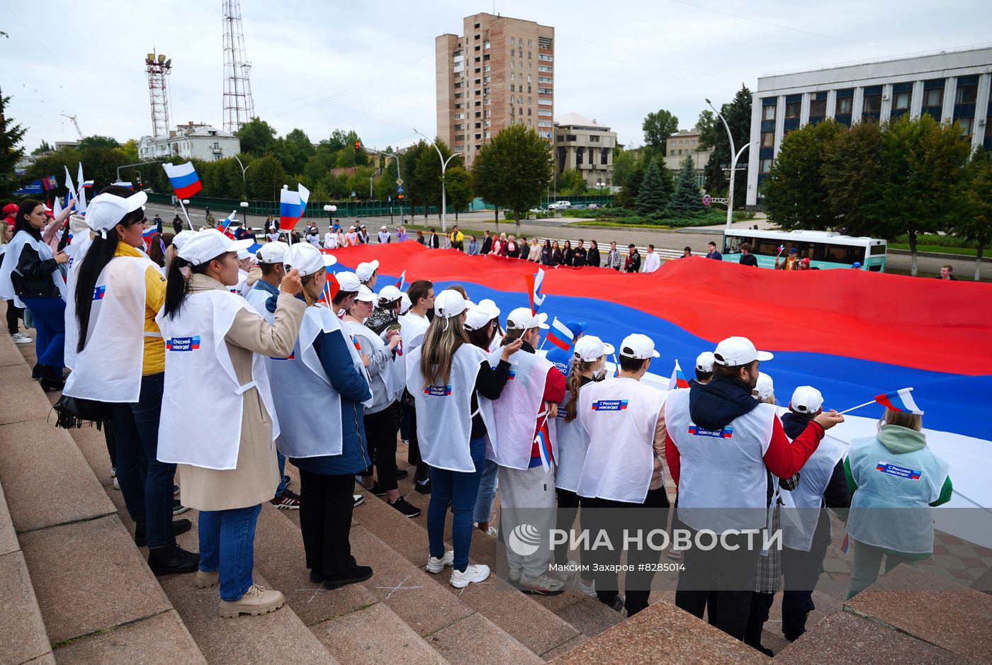 Флешмоб "С Россией навсегДА" в Луганске