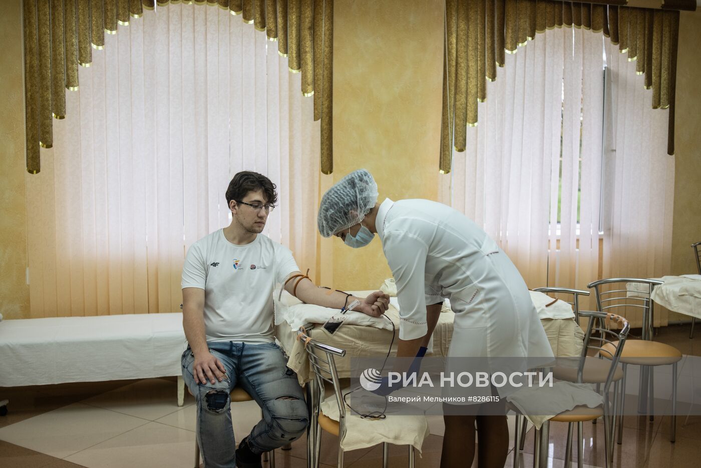 Сдача донорской крови студентами Луганского медуниверситета