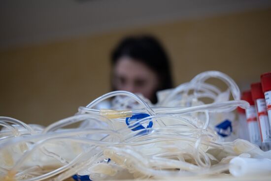 Сдача донорской крови студентами Луганского медуниверситета