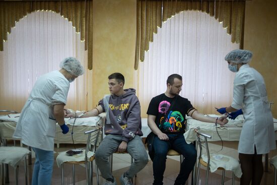 Сдача донорской крови студентами Луганского медуниверситета