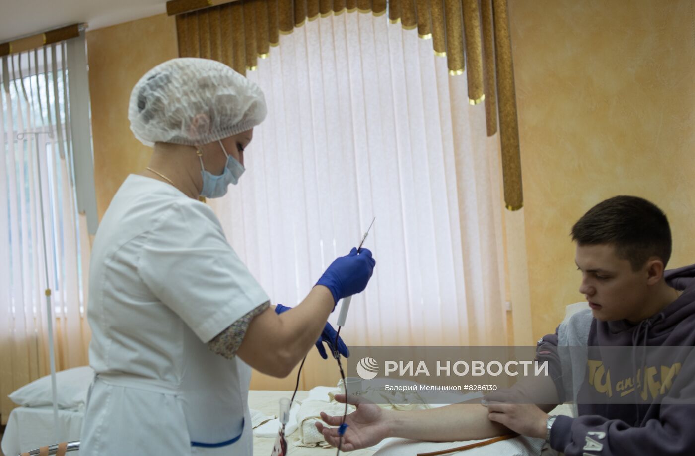 Сдача донорской крови студентами Луганского медуниверситета