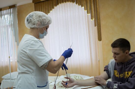 Сдача донорской крови студентами Луганского медуниверситета