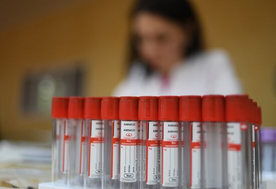 Сдача донорской крови студентами Луганского медуниверситета