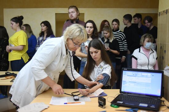 Сдача донорской крови студентами Луганского медуниверситета