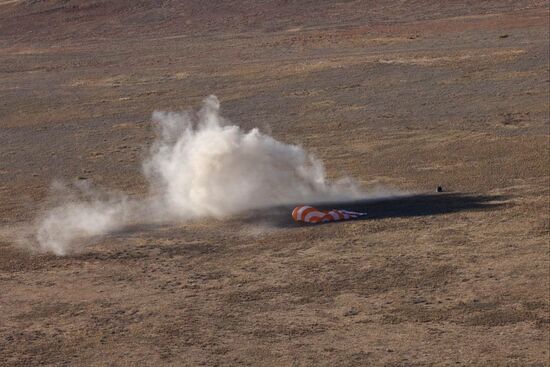 Приземление спускаемого аппарата корабля "Союз МС-21" в Казахстане