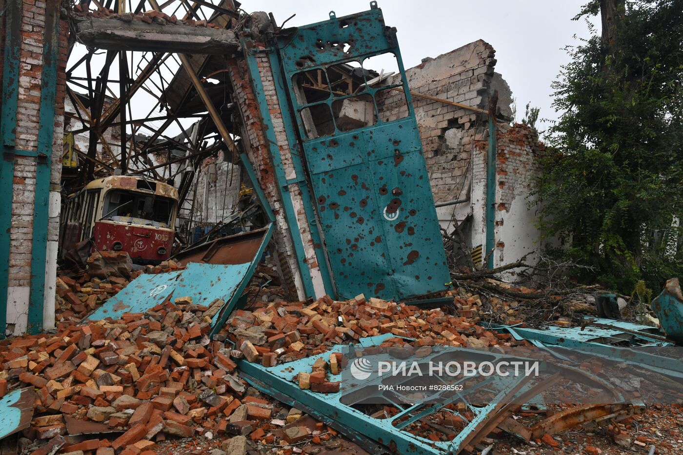 Разрушенное трамвайное депо в Мариуполе