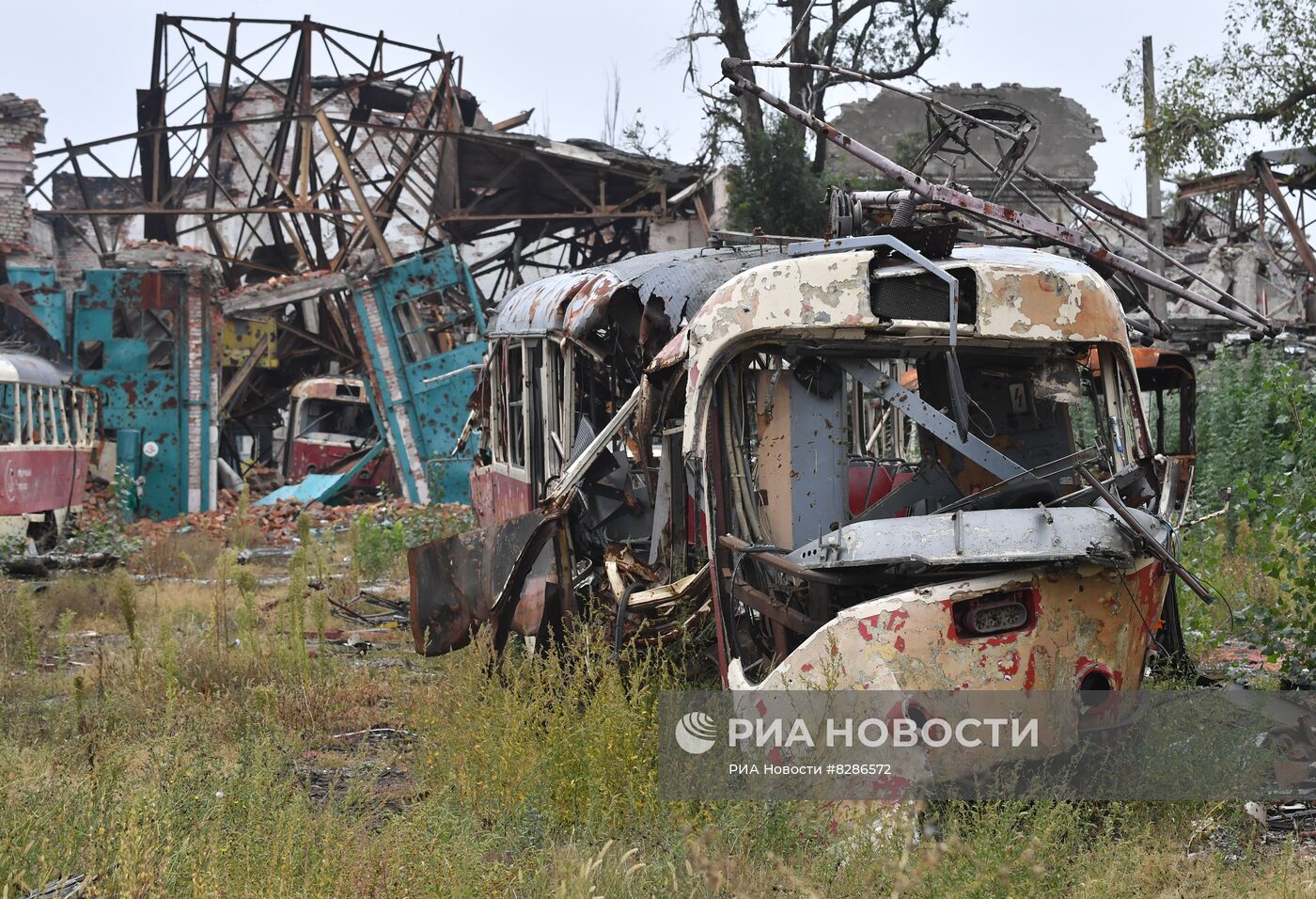 Разрушенное трамвайное депо в Мариуполе