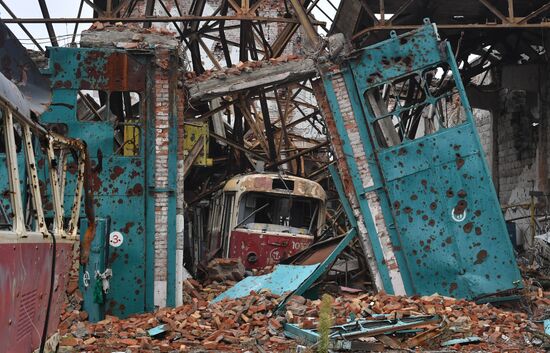 Разрушенное трамвайное депо в Мариуполе