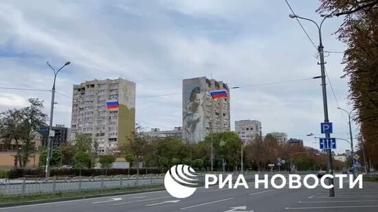 Мариуполь и Донецк украсили флагами России накануне подписания договоров о вступлении в состав РФ