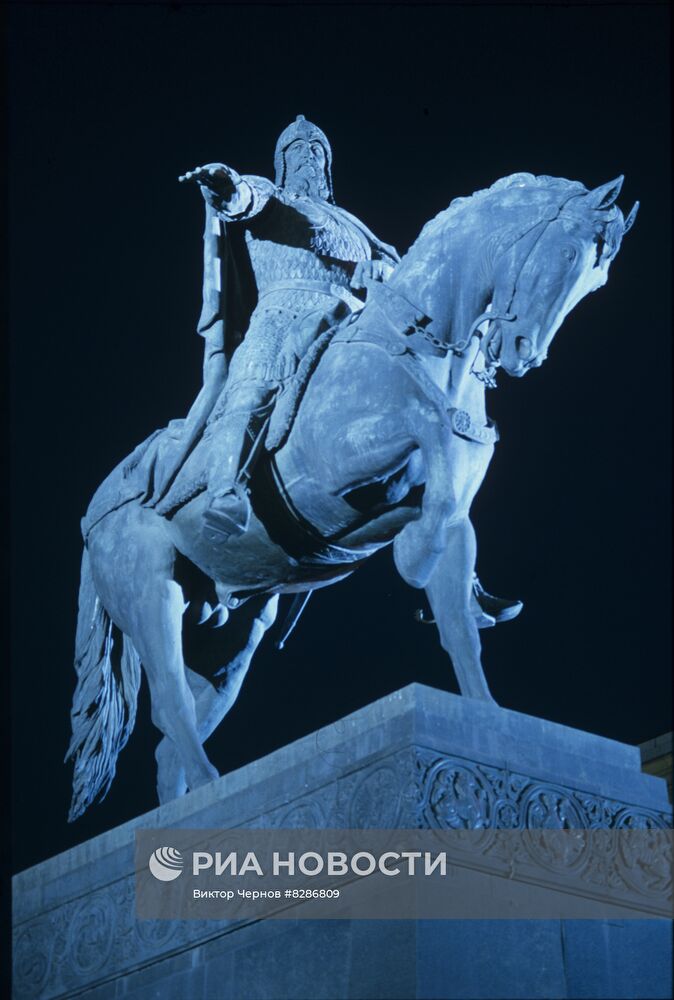 Памятник Юрию Долгорукому