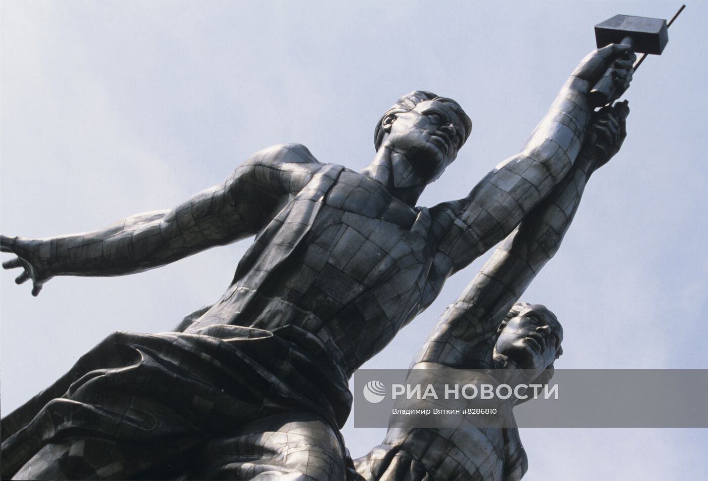 "Рабочий и колхозница"