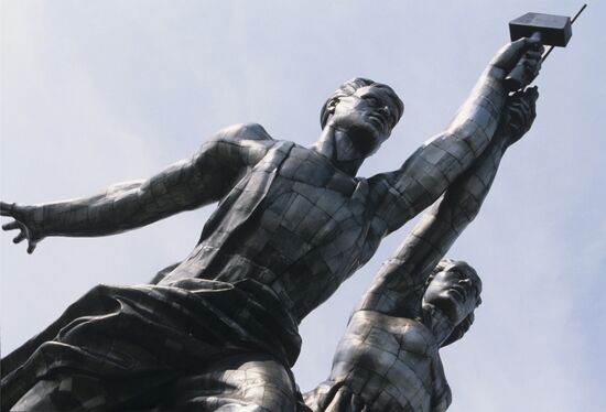 "Рабочий и колхозница"