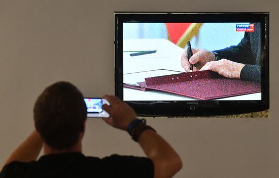 Трансляция подписания договора о вступлении в РФ новых территорий