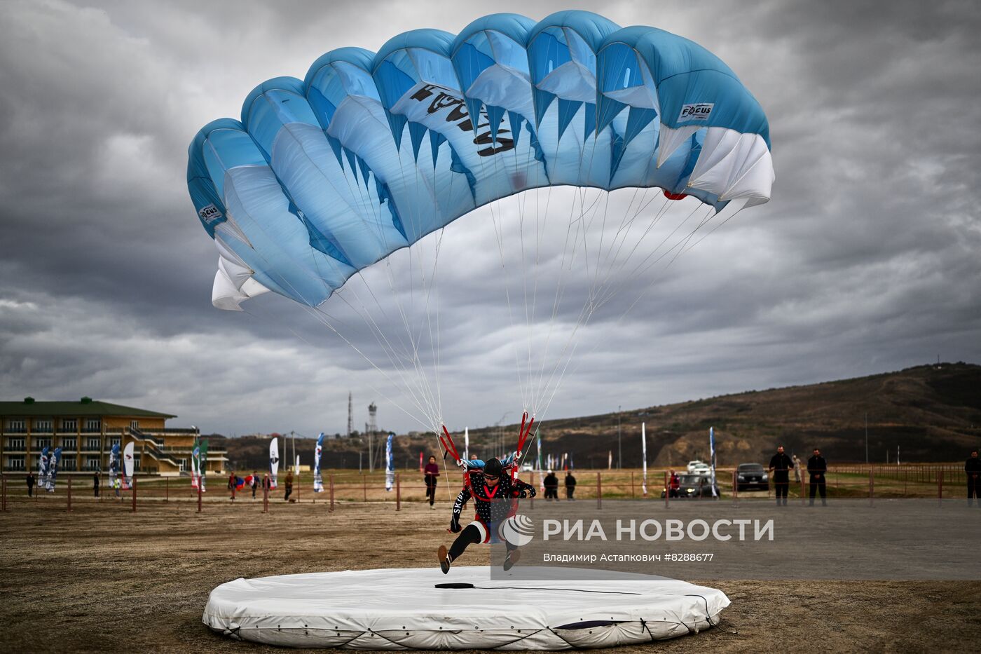 Соревнования по прыжкам с парашютом в Гудермесе