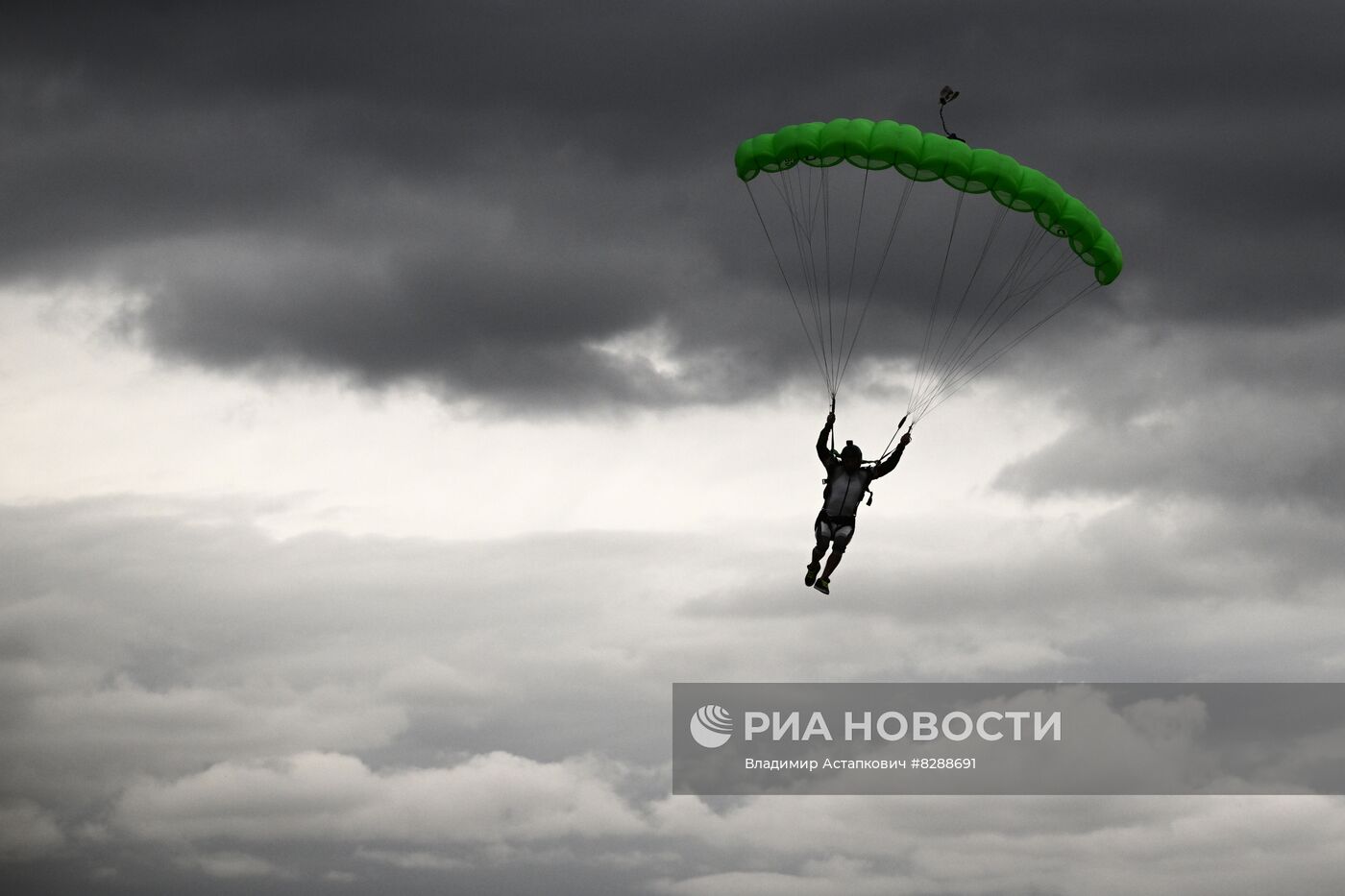 Соревнования по прыжкам с парашютом в Гудермесе 