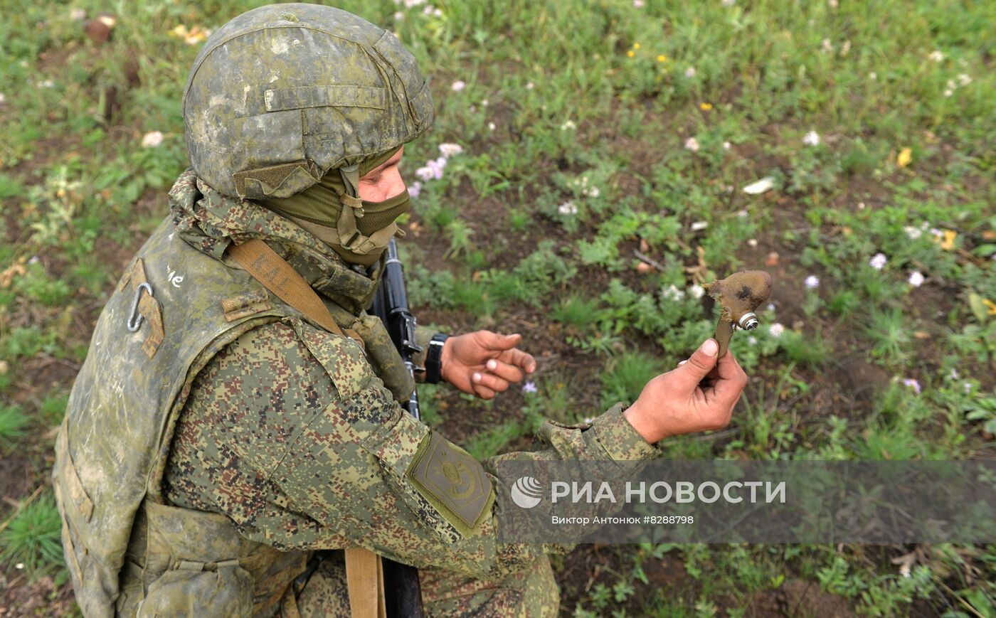 Бойцы Народной милиции ЛНР в районе села Спорное в ДНР