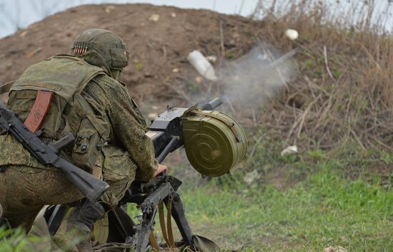 Бойцы Народной милиции ЛНР в районе села Спорное в ДНР