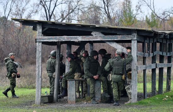 Подготовка призванных в рамках частичной мобилизации в РФ на полигоне в ДНР