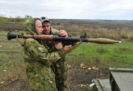Подготовка призванных в рамках частичной мобилизации в РФ на полигоне в ДНР