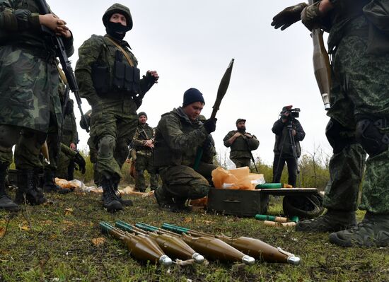 Подготовка призванных в рамках частичной мобилизации в РФ на полигоне в ДНР