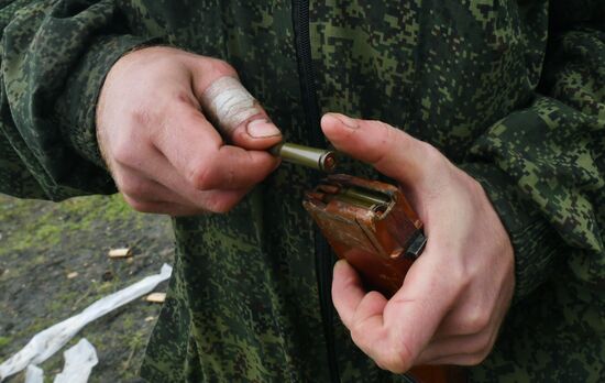 Подготовка призванных в рамках частичной мобилизации в РФ на полигоне в ДНР