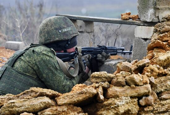 Подготовка призванных в рамках частичной мобилизации в РФ на полигоне в ДНР