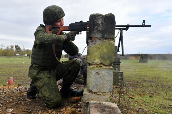 Подготовка призванных в рамках частичной мобилизации в РФ на полигоне в ДНР