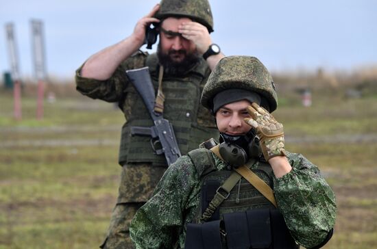 Подготовка призванных в рамках частичной мобилизации в РФ на полигоне в ДНР