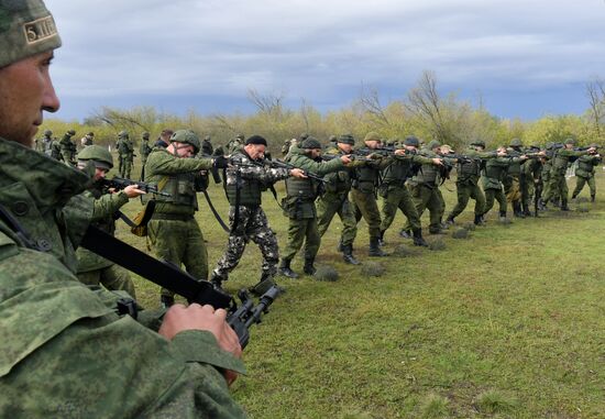 Подготовка призванных в рамках частичной мобилизации в РФ на полигоне в ДНР