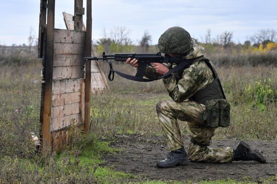 Подготовка призванных в рамках частичной мобилизации в РФ на полигоне в ДНР