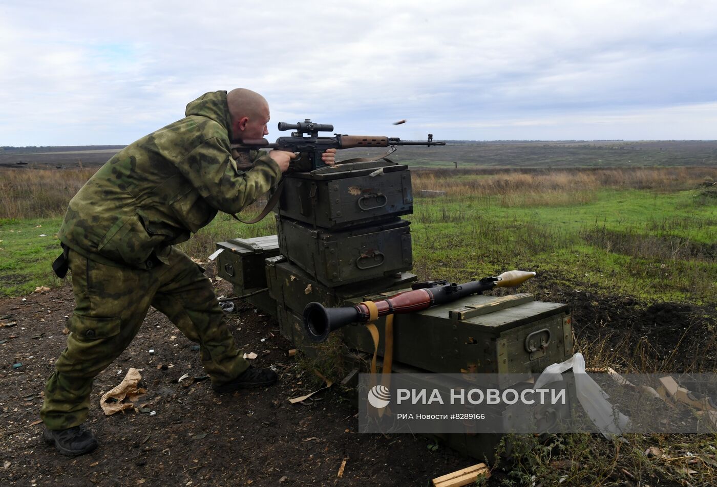 Подготовка призванных в рамках частичной мобилизации в РФ на полигоне в ДНР