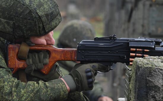 Подготовка призванных в рамках частичной мобилизации в РФ на полигоне в ДНР