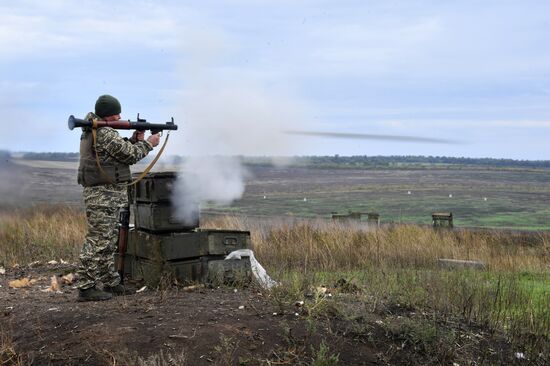 Подготовка призванных в рамках частичной мобилизации в РФ на полигоне в ДНР