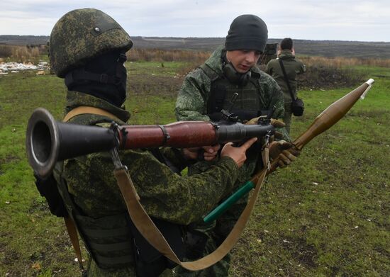 Подготовка призванных в рамках частичной мобилизации в РФ на полигоне в ДНР