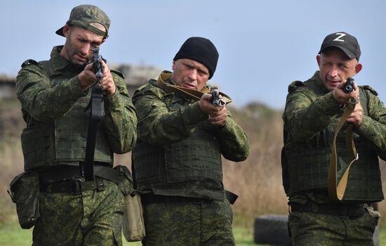 Подготовка призванных в рамках частичной мобилизации в РФ на полигоне в ДНР