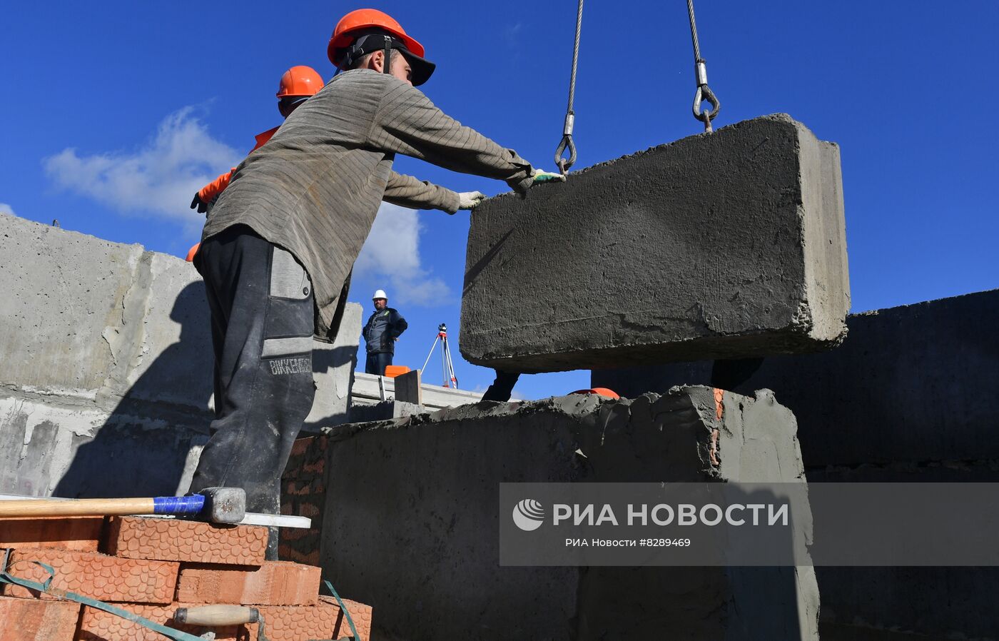 Строительный трест строит только из кирпича